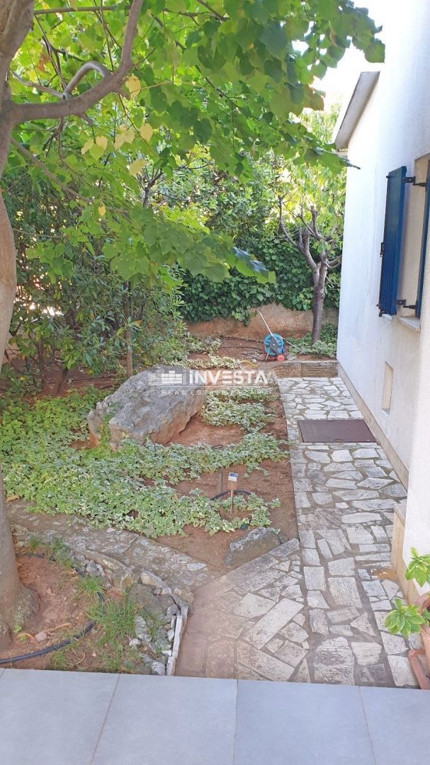 Medulin, Čudovita Opremljena Družinska Hiša z Garažo