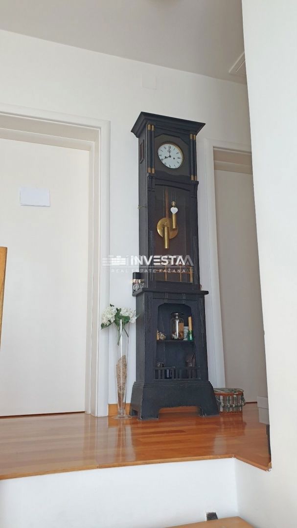 Medulin, Čudovita Opremljena Družinska Hiša z Garažo