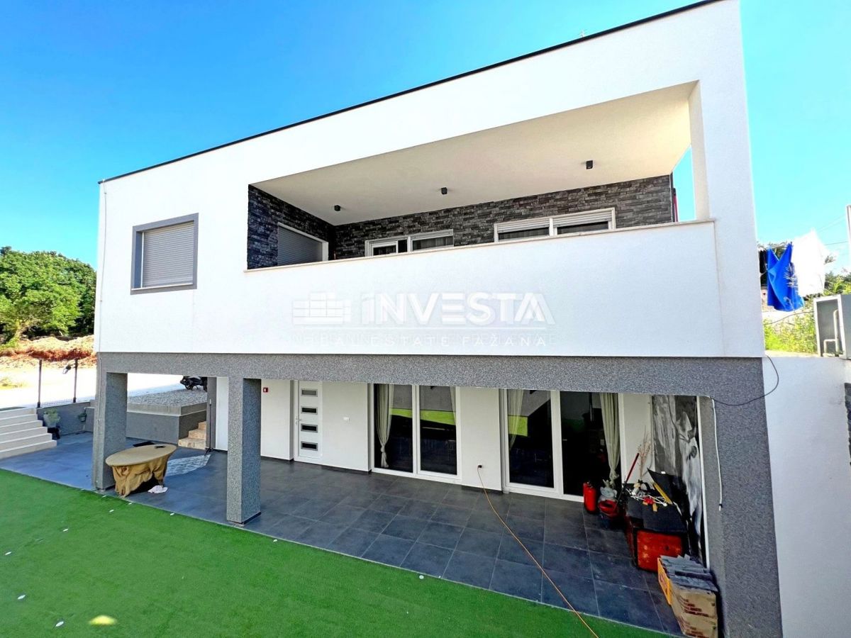 Okolica Vodnjana, moderna hiša s konobo, 240 m2