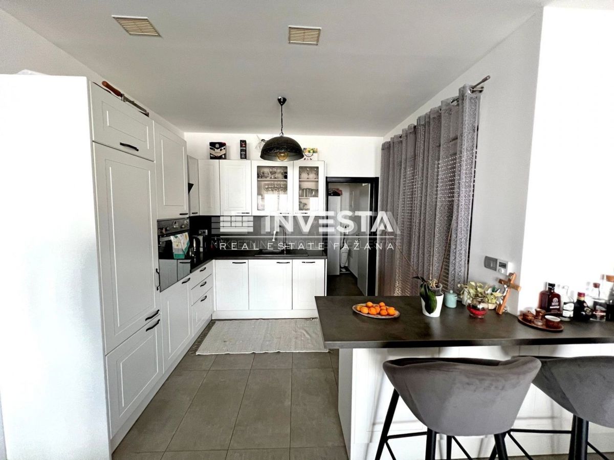Okolica Vodnjana, moderna hiša s konobo, 240 m2