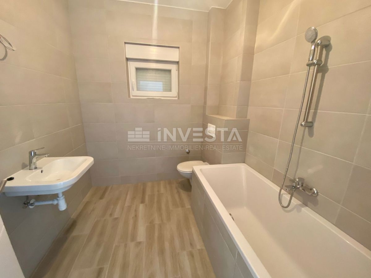 Barbariga, Prostoren apartma s teraso in pogledom na morje, blizu plaže