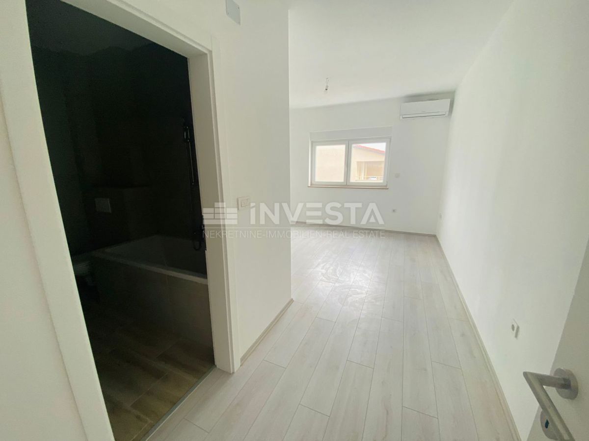 Barbariga, Prostoren apartma s teraso in pogledom na morje, blizu plaže
