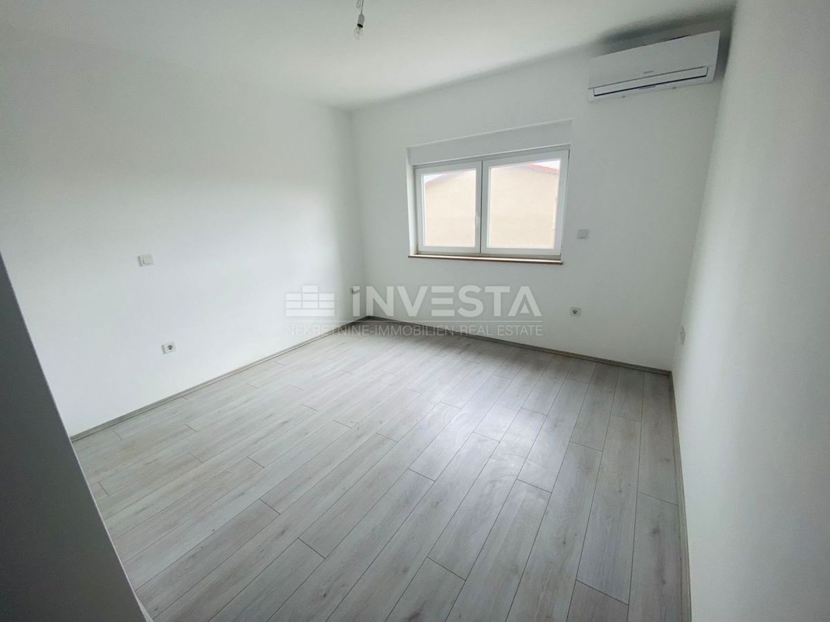 Barbariga, Prostoren apartma s teraso in pogledom na morje, blizu plaže