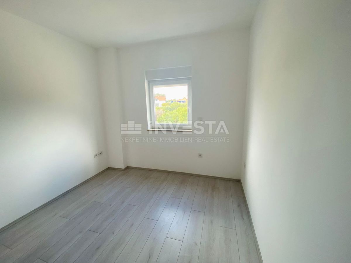 Barbariga, Prostoren apartma s teraso in pogledom na morje, blizu plaže