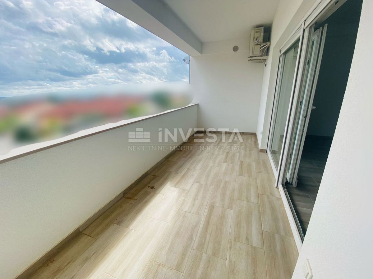 Barbariga, Prostoren apartma s teraso in pogledom na morje, blizu plaže