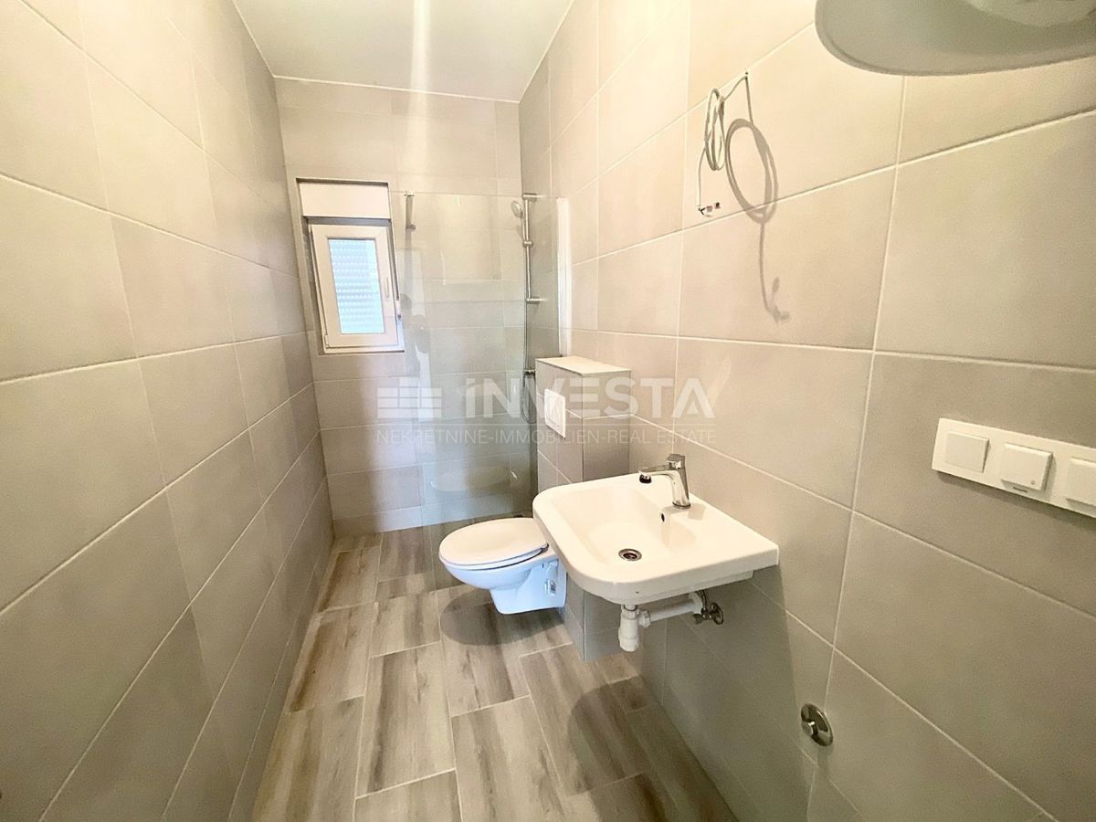 Barbariga, Prostoren apartma s teraso in pogledom na morje, blizu plaže