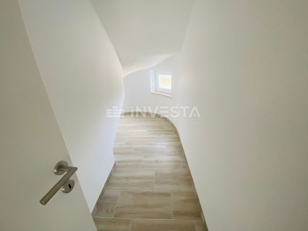 Barbariga, Prostoren apartma s teraso in pogledom na morje, blizu plaže