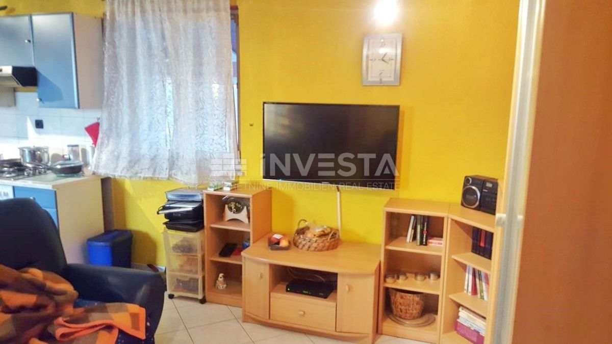 Hiša v pritličju 141 m 2 na obrobju vasi z zemljiščem 21500 m2