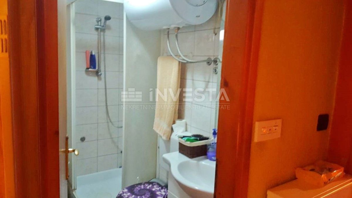 Hiša v pritličju 141 m 2 na obrobju vasi z zemljiščem 21500 m2