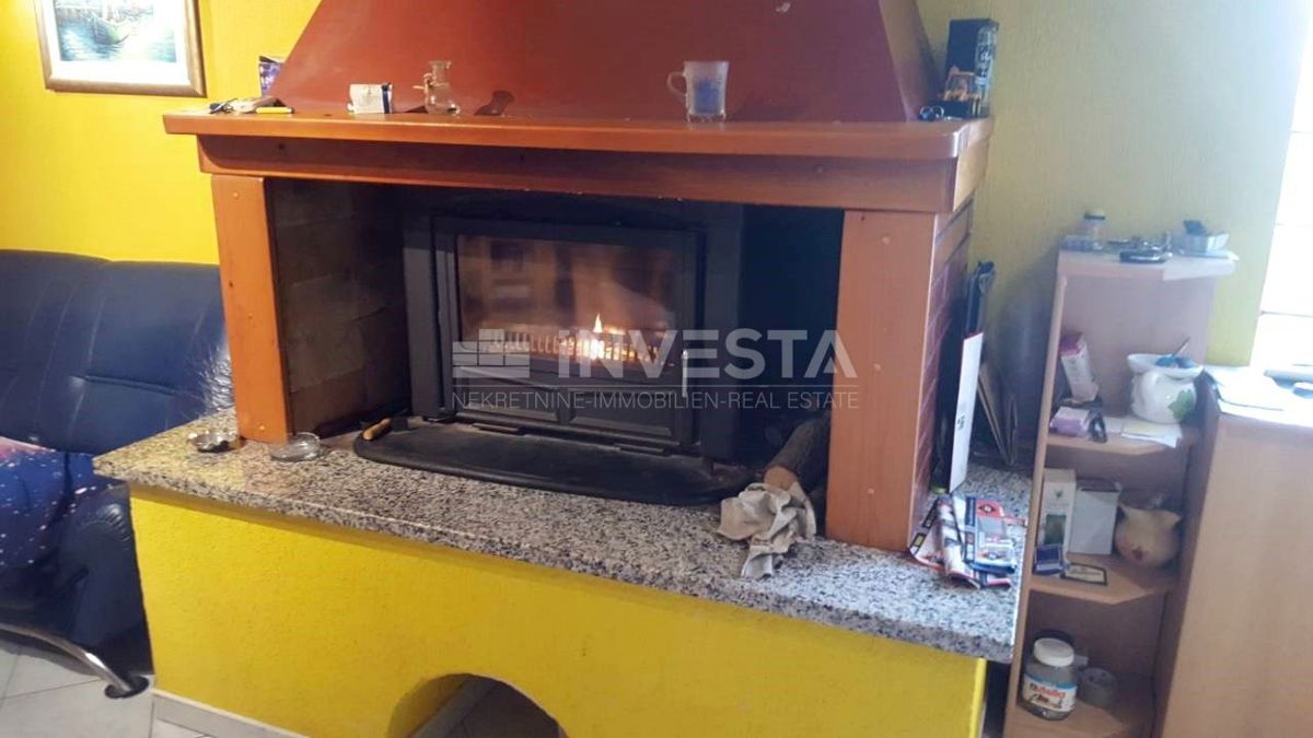 Hiša v pritličju 141 m 2 na obrobju vasi z zemljiščem 21500 m2