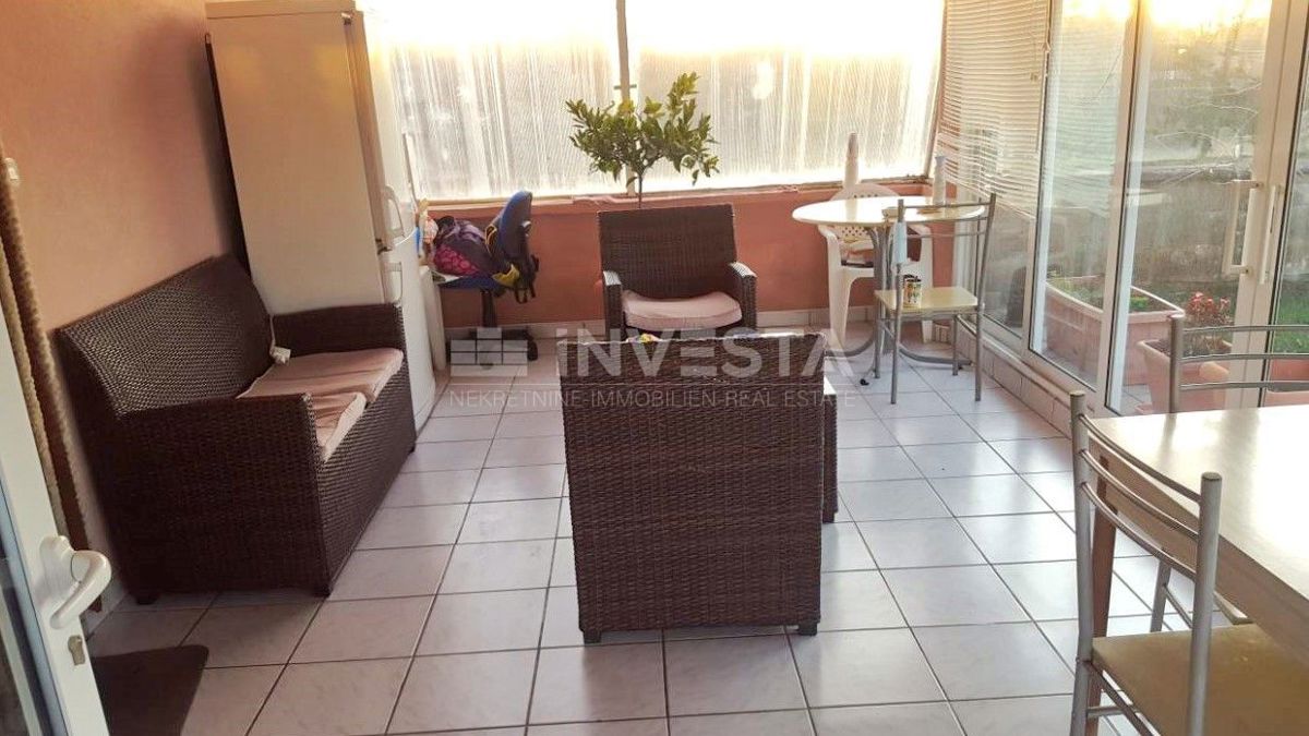 Hiša v pritličju 141 m 2 na obrobju vasi z zemljiščem 21500 m2