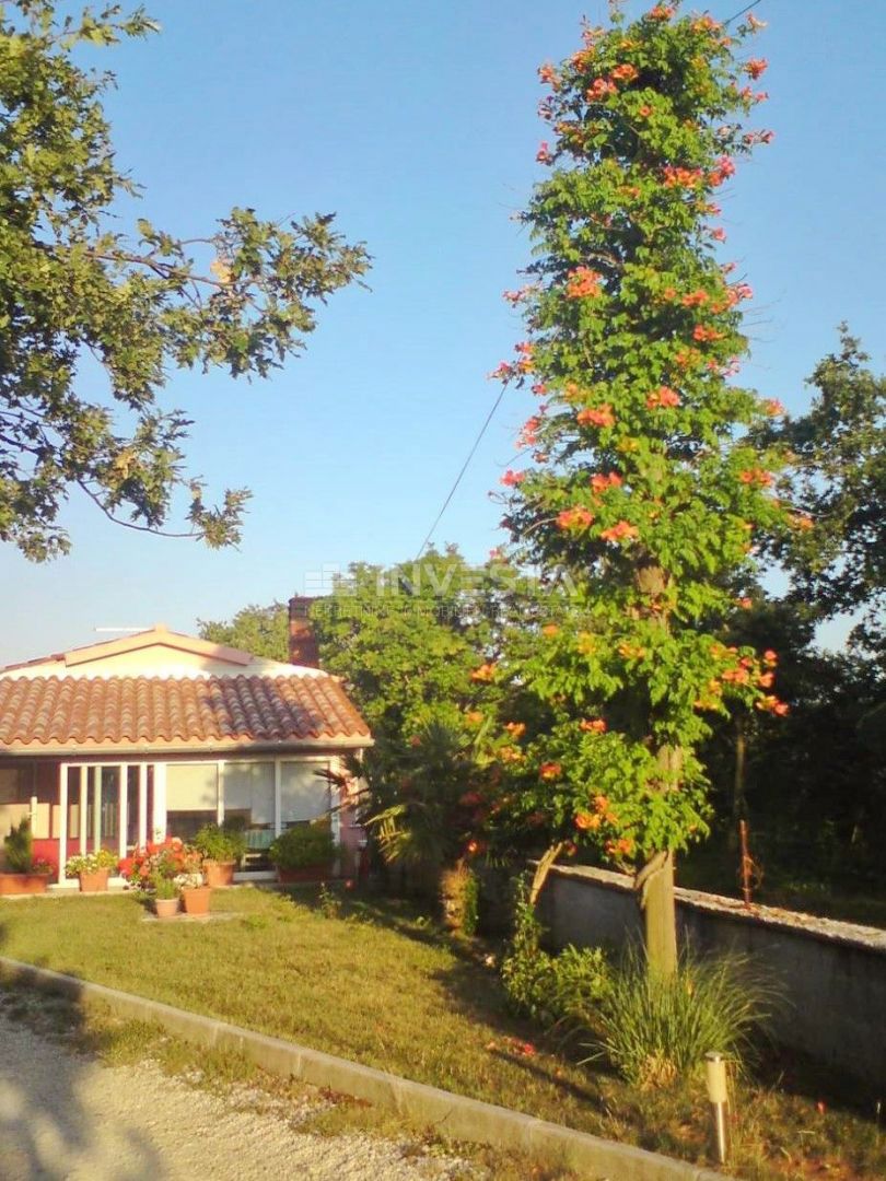 Hiša v pritličju 141 m 2 na obrobju vasi z zemljiščem 21500 m2