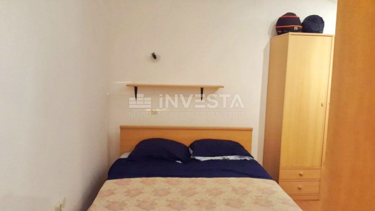 Hiša v pritličju 141 m 2 na obrobju vasi z zemljiščem 21500 m2