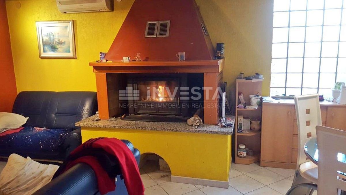 Hiša v pritličju 141 m 2 na obrobju vasi z zemljiščem 21500 m2