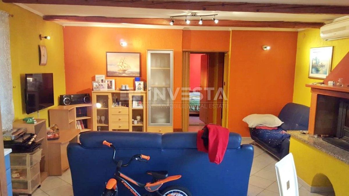 Hiša v pritličju 141 m 2 na obrobju vasi z zemljiščem 21500 m2