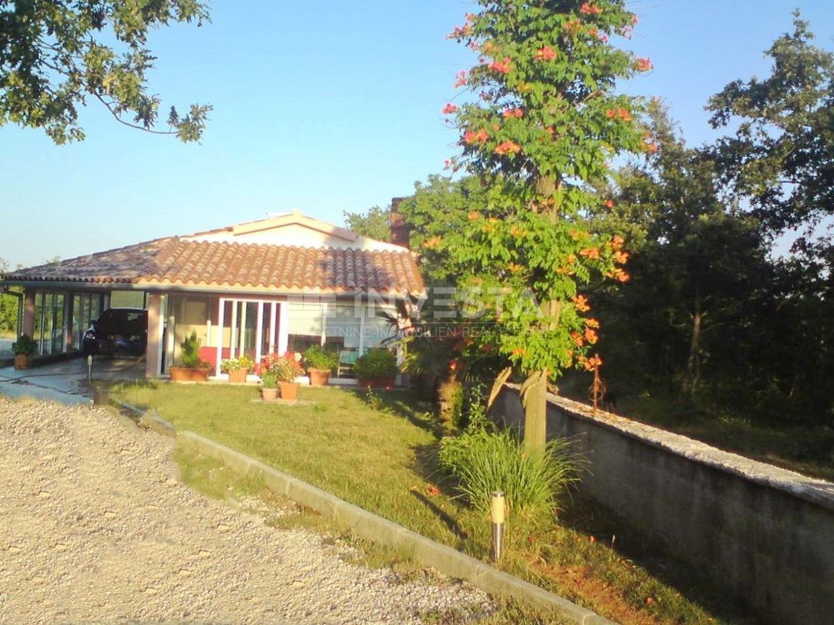 Hiša v pritličju 141 m 2 na obrobju vasi z zemljiščem 21500 m2