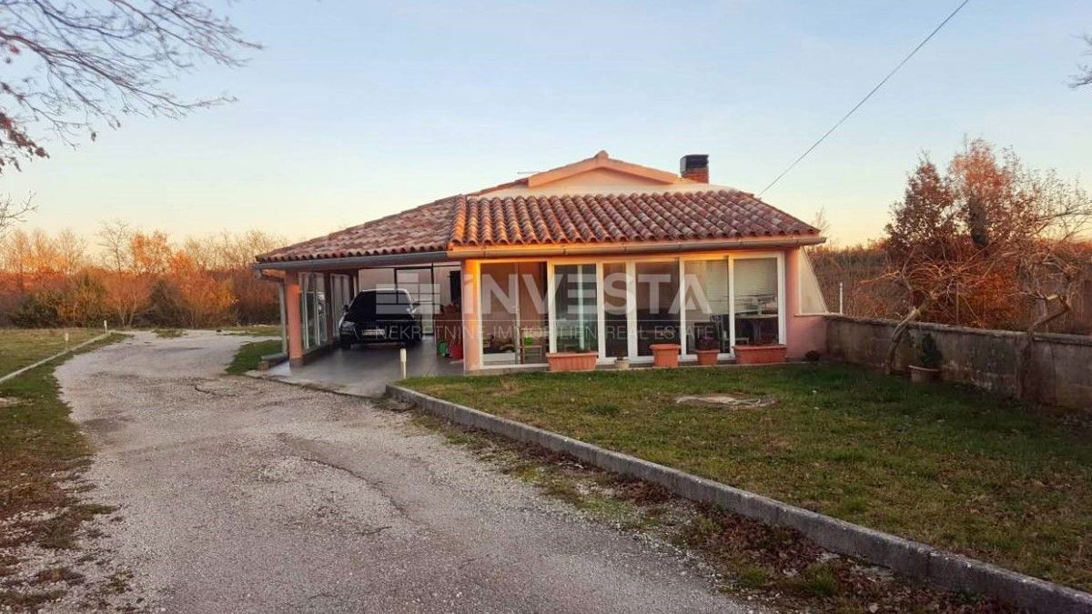 Hiša v pritličju 141 m 2 na obrobju vasi z zemljiščem 21500 m2