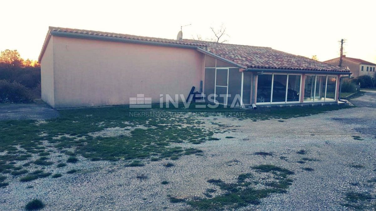 Hiša v pritličju 141 m 2 na obrobju vasi z zemljiščem 21500 m2