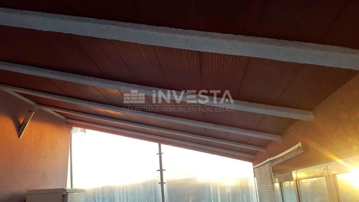 Hiša v pritličju 141 m 2 na obrobju vasi z zemljiščem 21500 m2