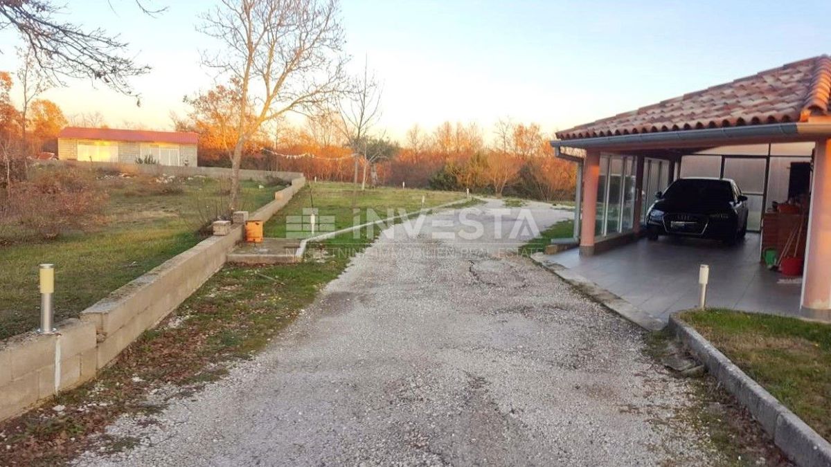 Hiša v pritličju 141 m 2 na obrobju vasi z zemljiščem 21500 m2