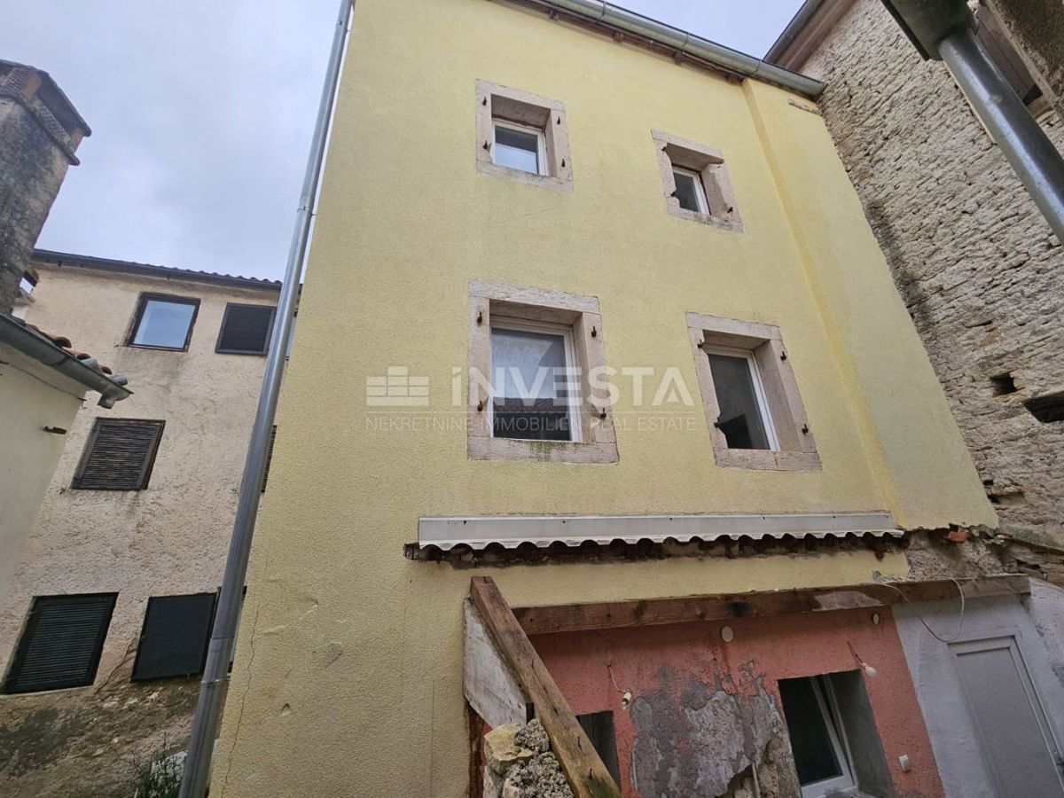 Center Medulina, delno obnovljena kamnita hiša