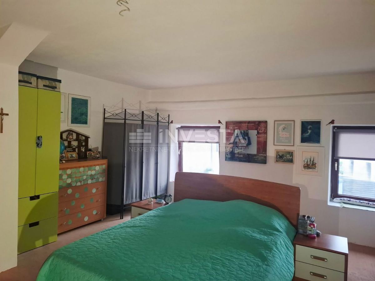 Okolica Pule, adaptirana kamnita hiša v vrsti