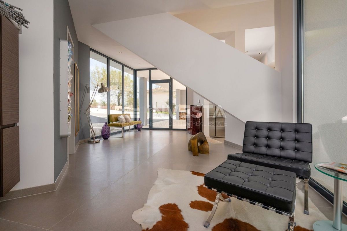 Moderna vila s bazenom