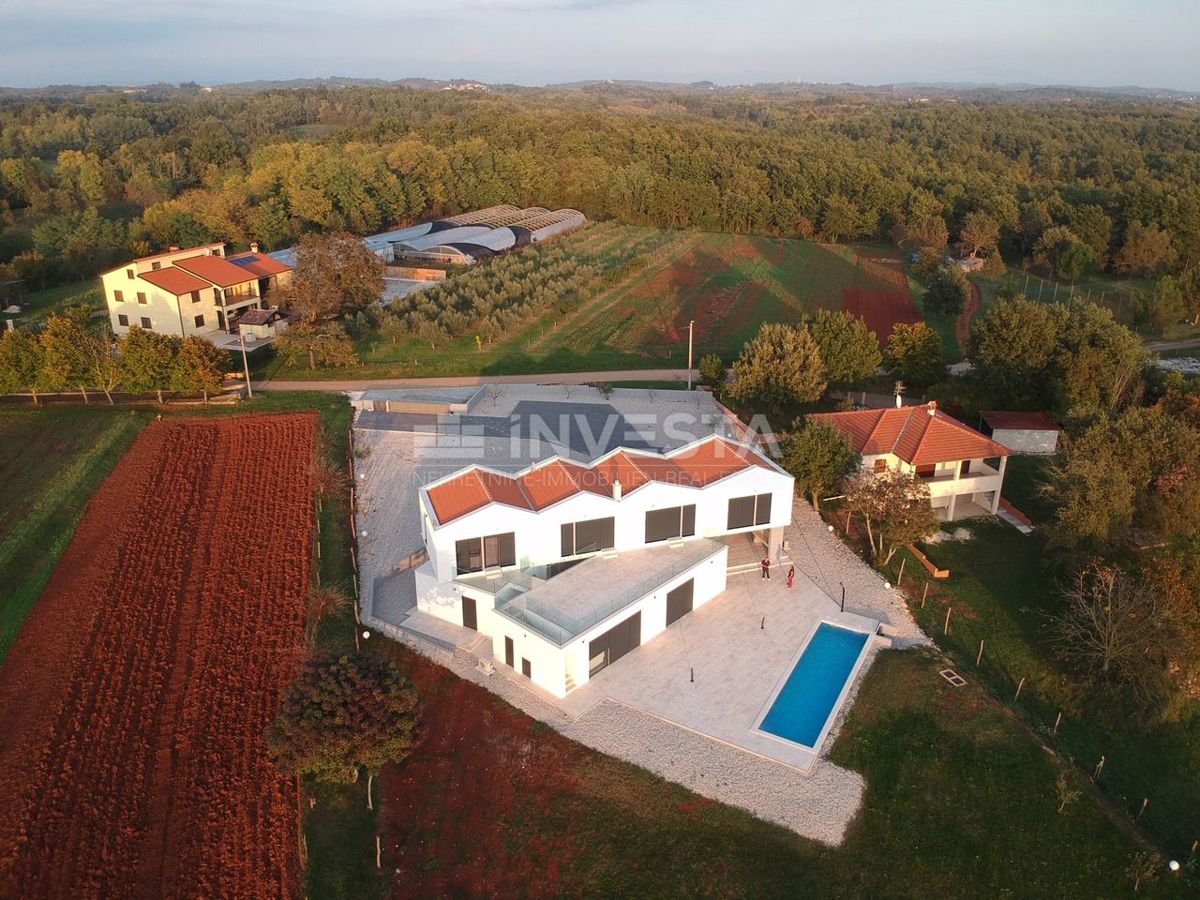 Moderna vila s bazenom