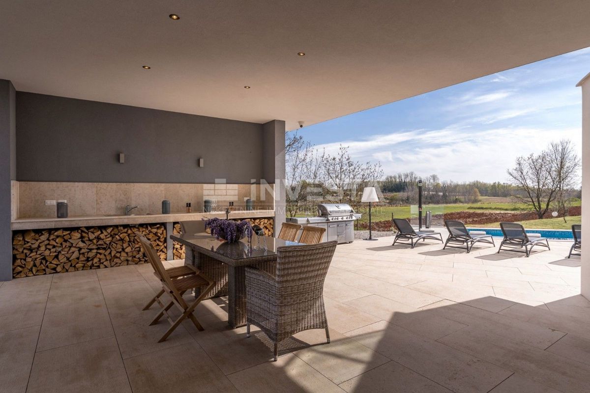 Moderna vila s bazenom