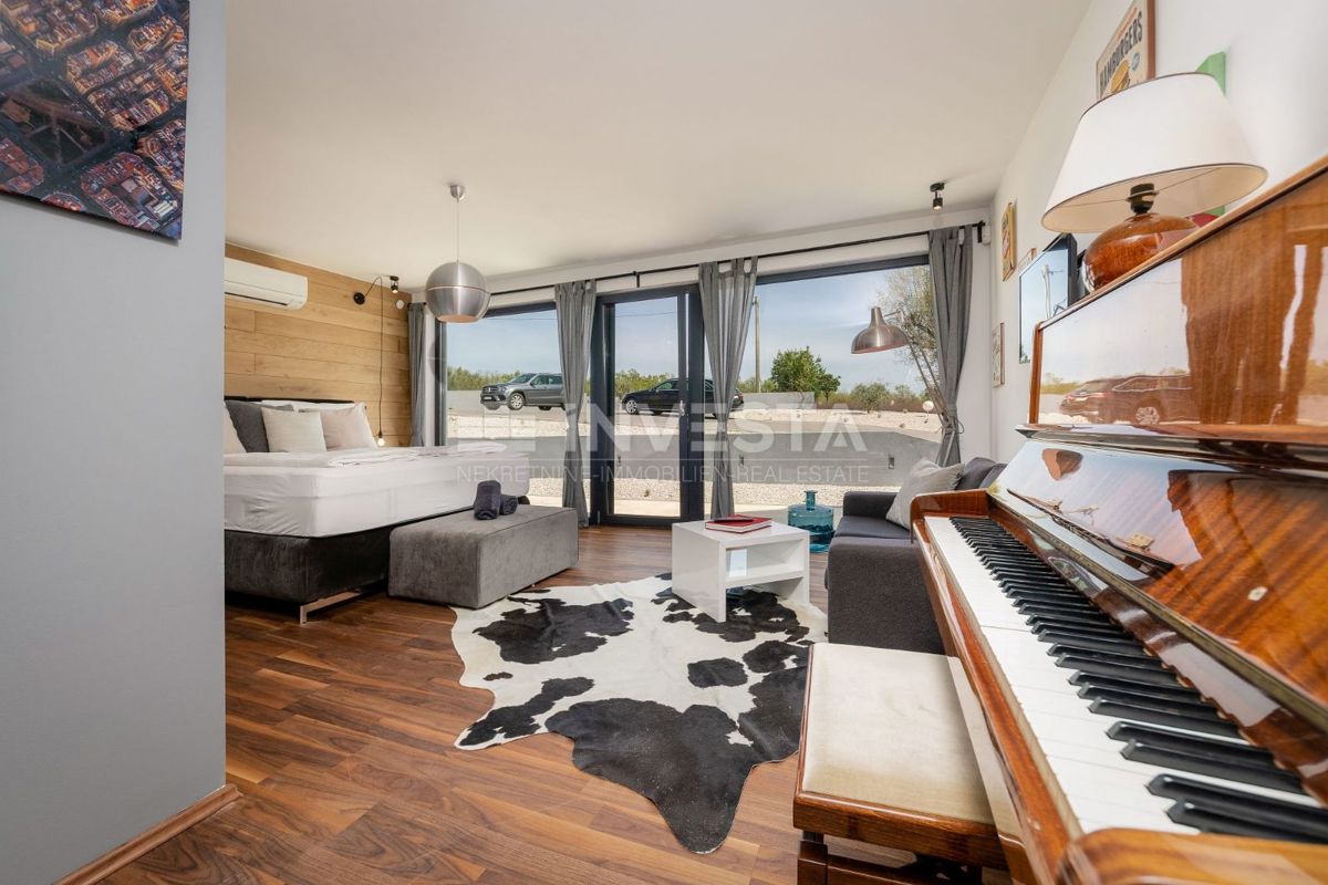 Moderna vila s bazenom