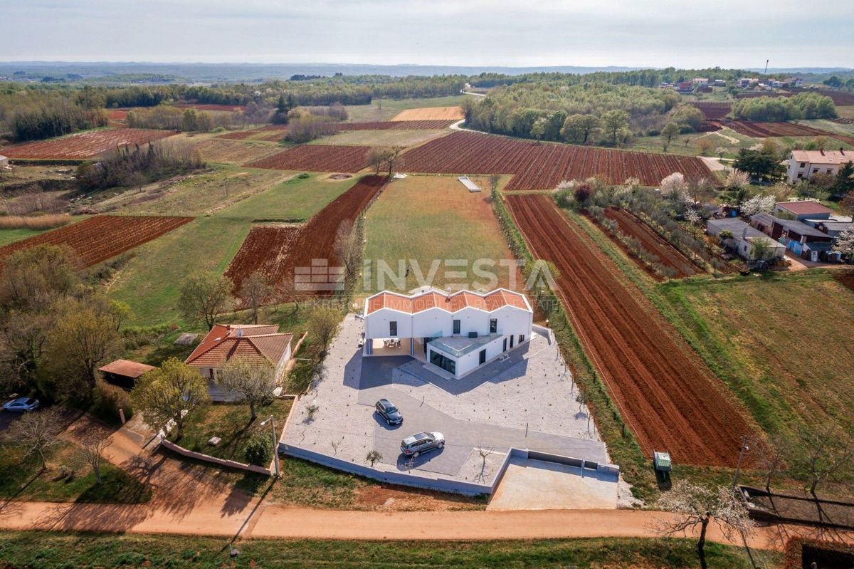 Moderna vila s bazenom