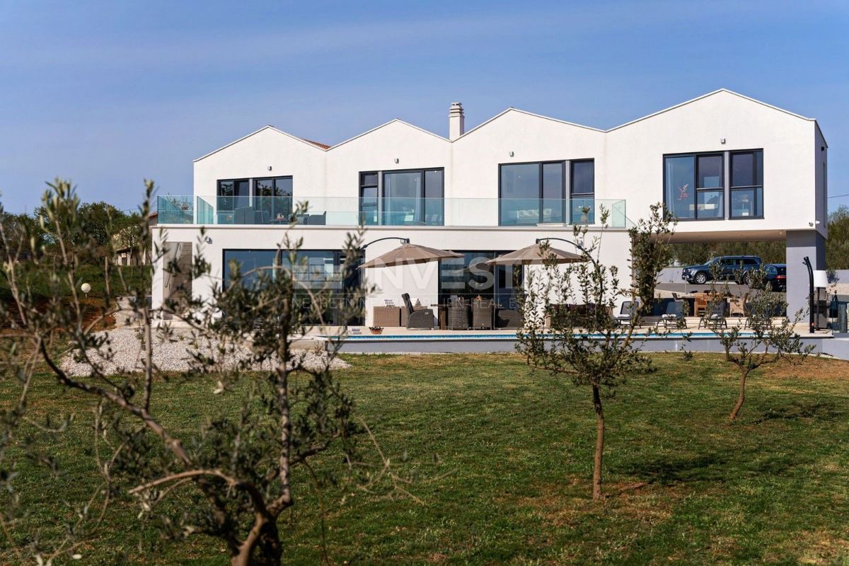 Moderna vila s bazenom