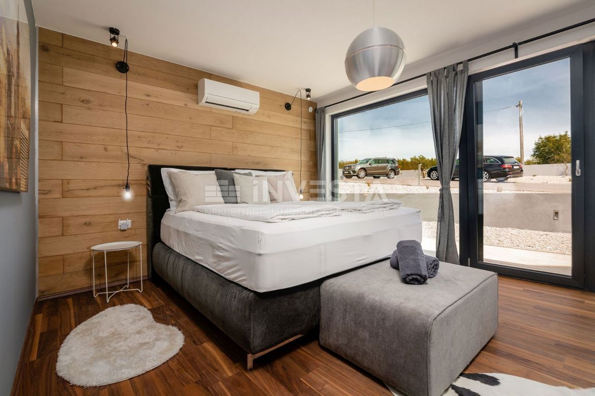 Moderna vila s bazenom