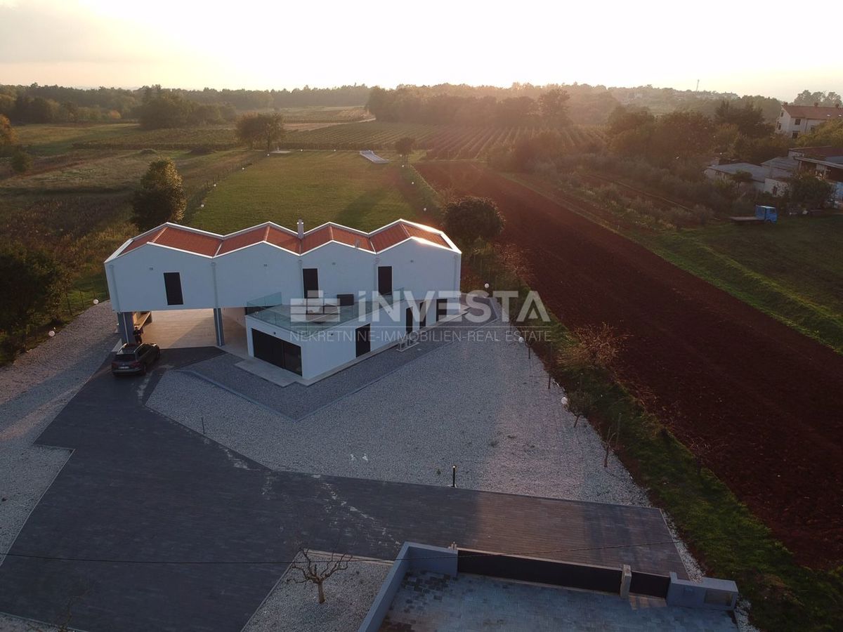 Moderna vila s bazenom