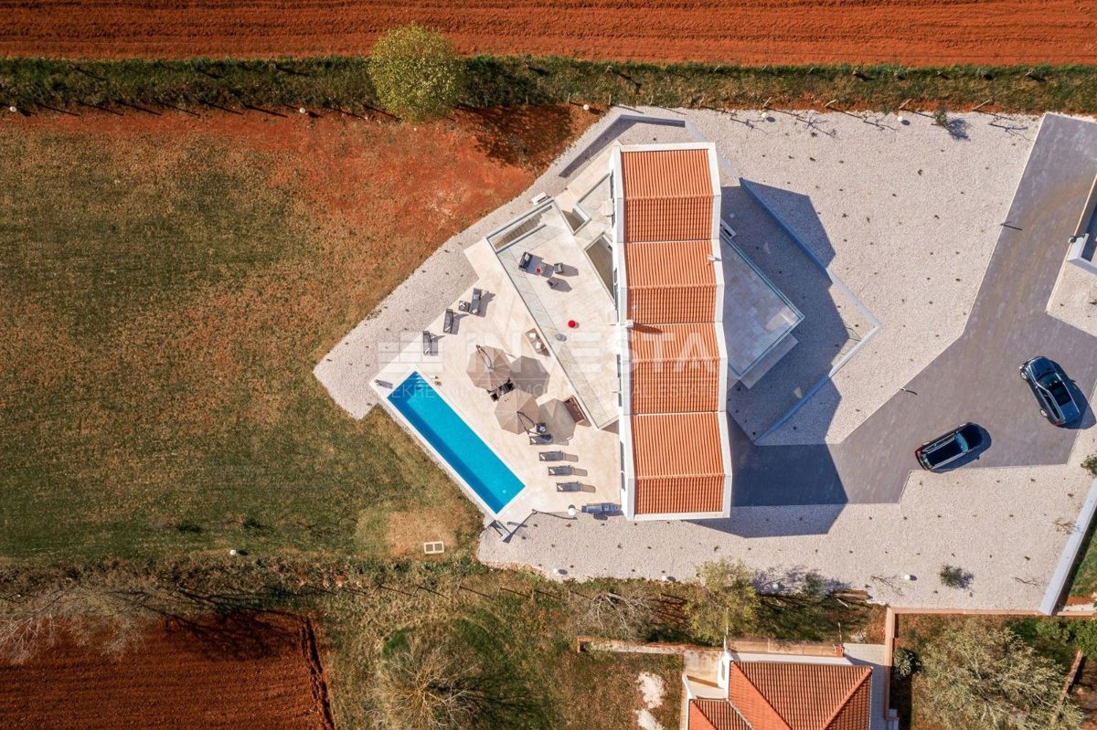 Moderna vila s bazenom