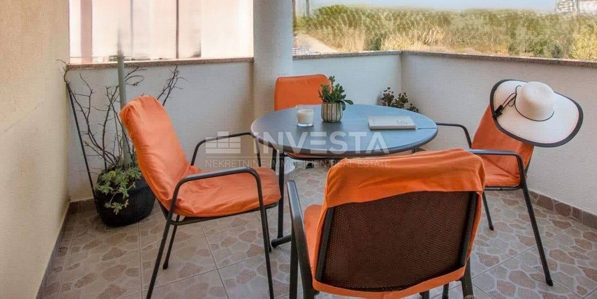 Stanovanje v peščenem dosegu do plaže.