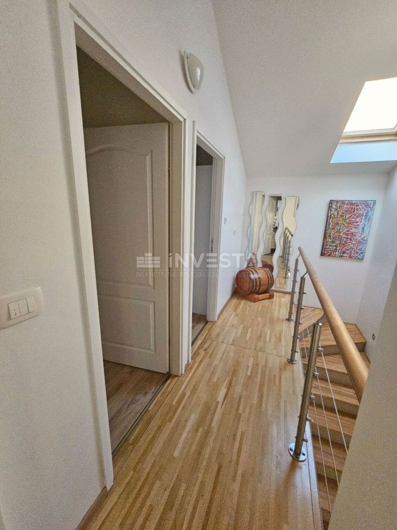 Pomer, prenovljena hiša s 3 spalnicami, 150 m od morja