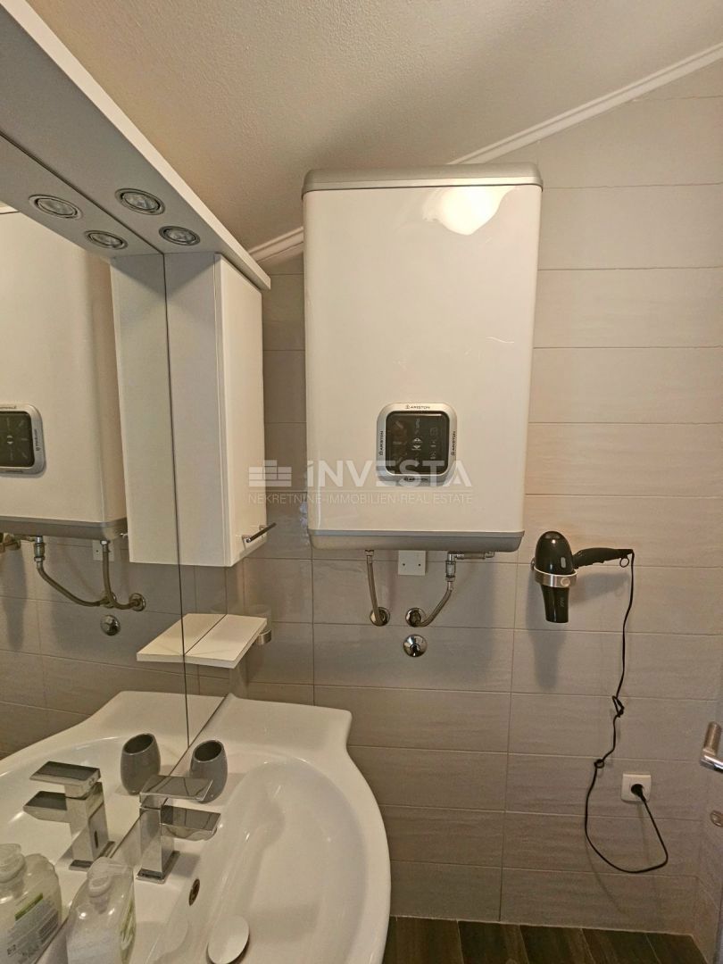 Pomer, prenovljena hiša s 3 spalnicami, 150 m od morja