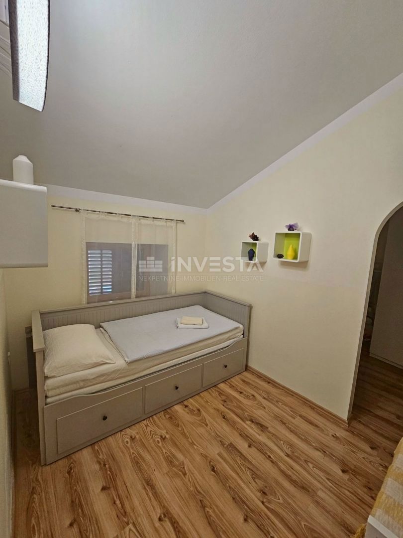 Pomer, prenovljena hiša s 3 spalnicami, 150 m od morja