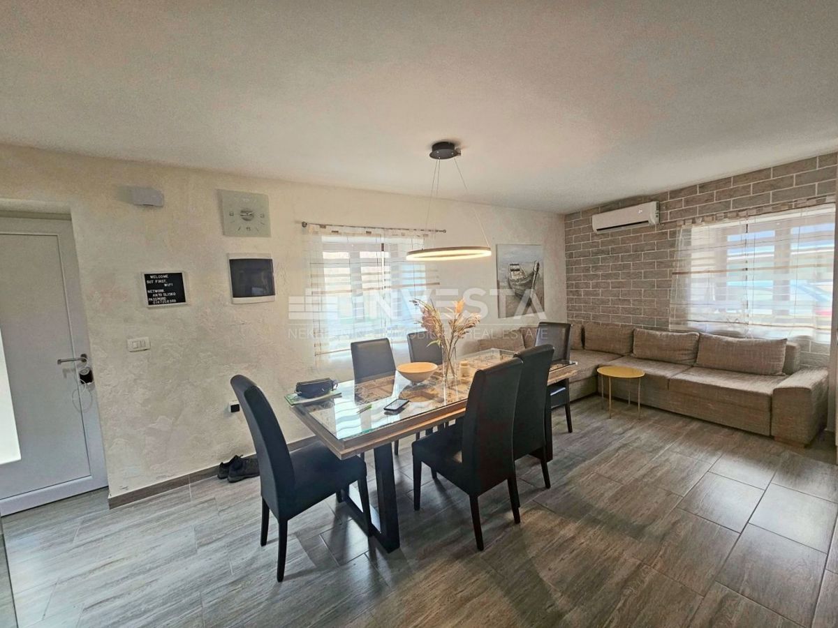 Pomer, prenovljena hiša s 3 spalnicami, 150 m od morja