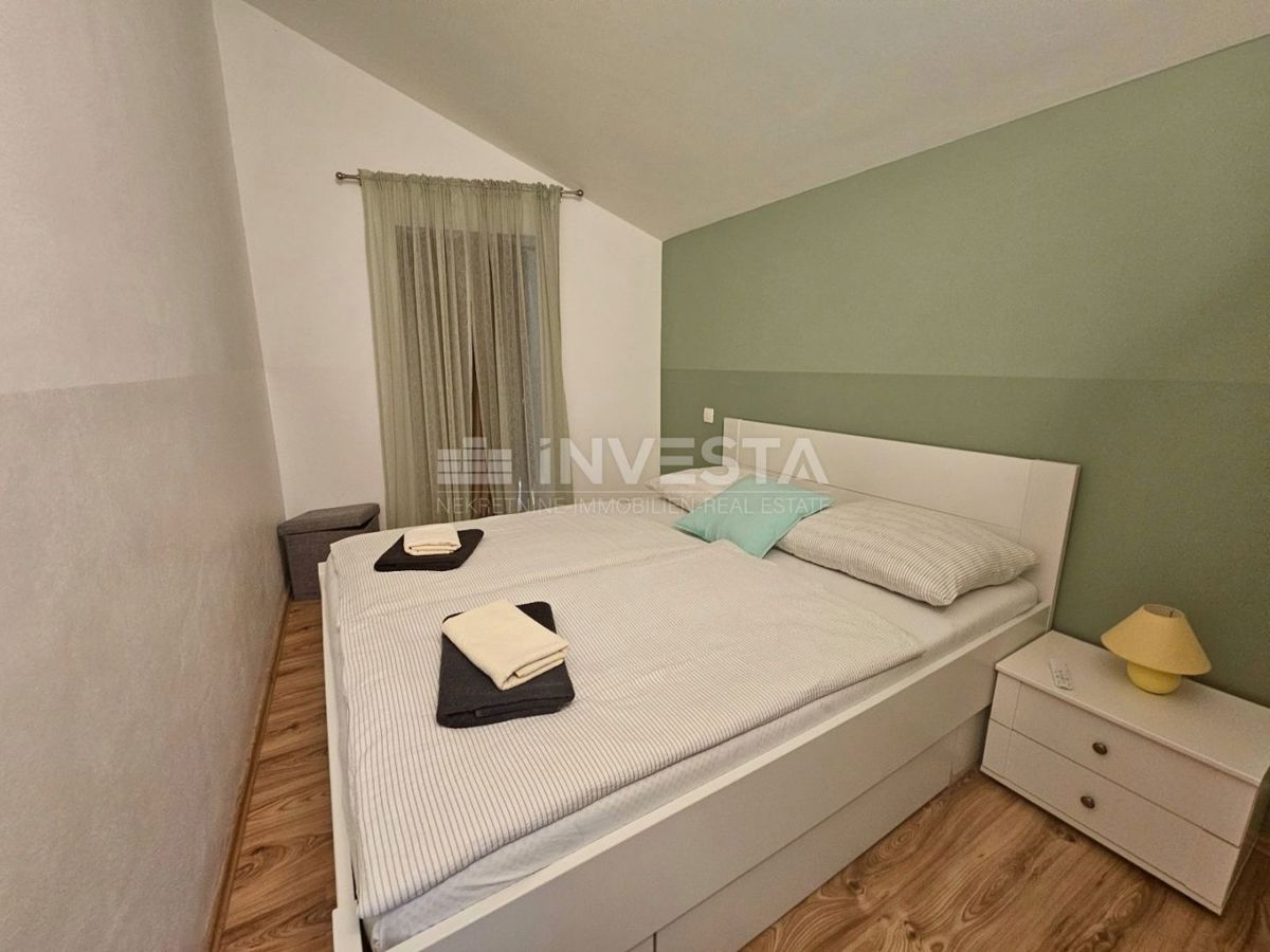 Pomer, prenovljena hiša s 3 spalnicami, 150 m od morja