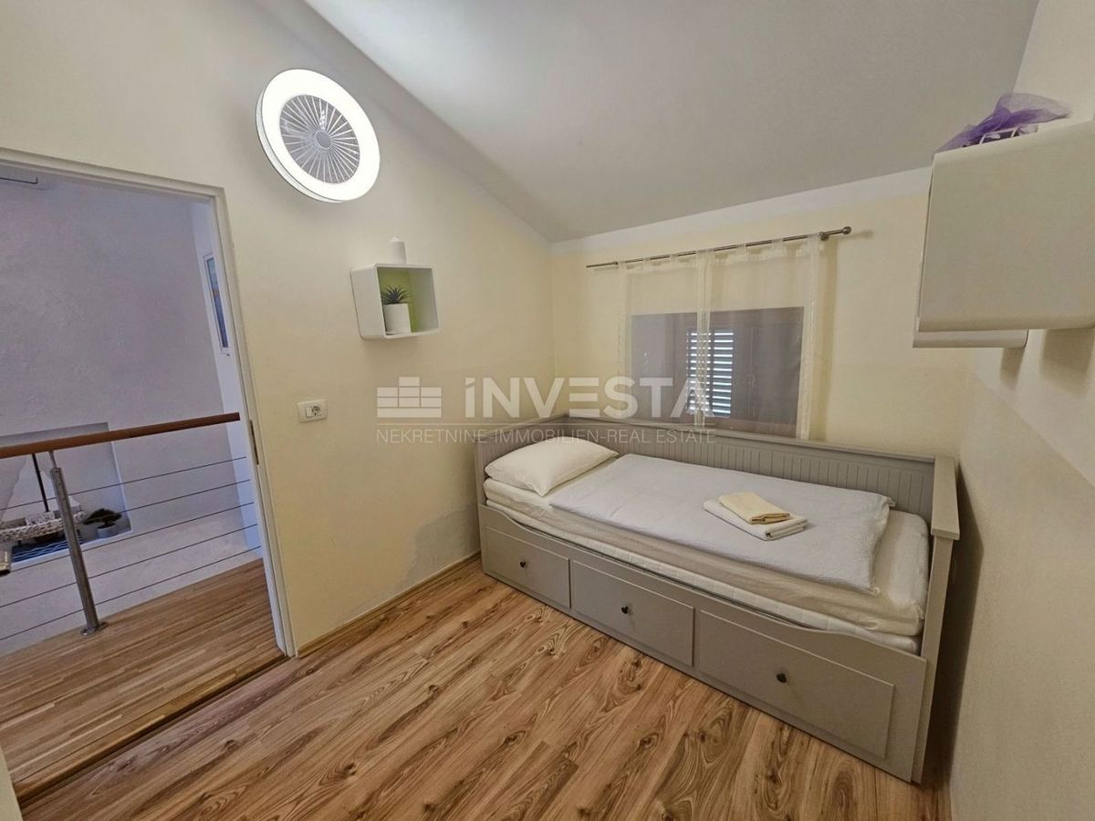 Pomer, prenovljena hiša s 3 spalnicami, 150 m od morja