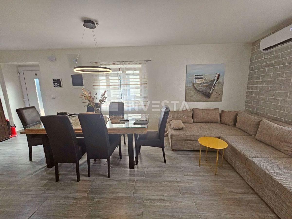 Pomer, prenovljena hiša s 3 spalnicami, 150 m od morja