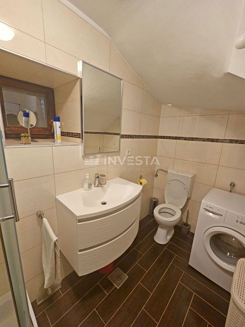 Pomer, prenovljena hiša s 3 spalnicami, 150 m od morja