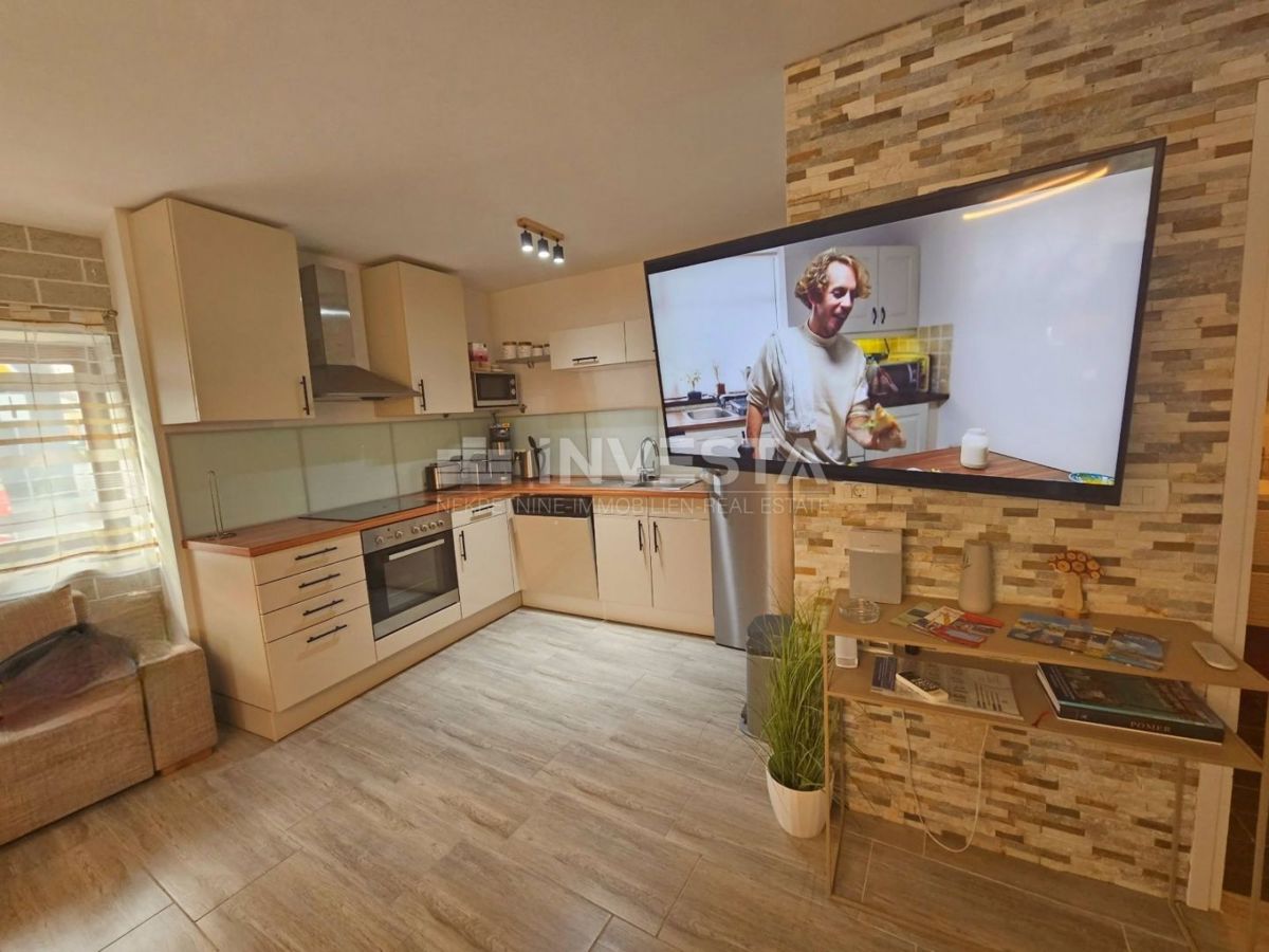 Pomer, prenovljena hiša s 3 spalnicami, 150 m od morja