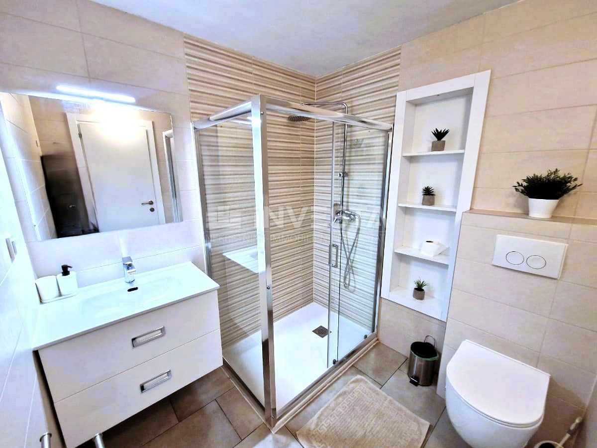 Prostoren stan 300 m od plaže, 3 sobe, kopalnica, WC
