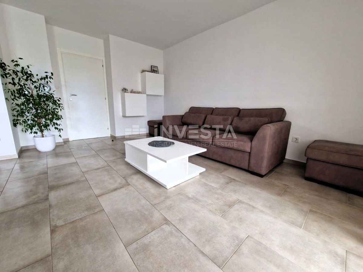 Prostoren stan 300 m od plaže, 3 sobe, kopalnica, WC