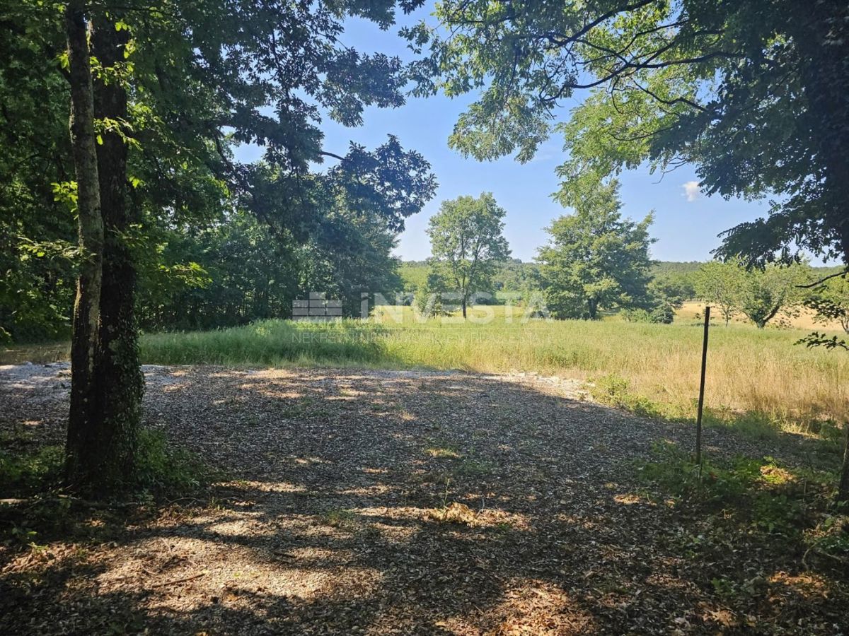 Pazin, kombinirano gradbeno/kmetijsko zemljišče 36.582 m²
