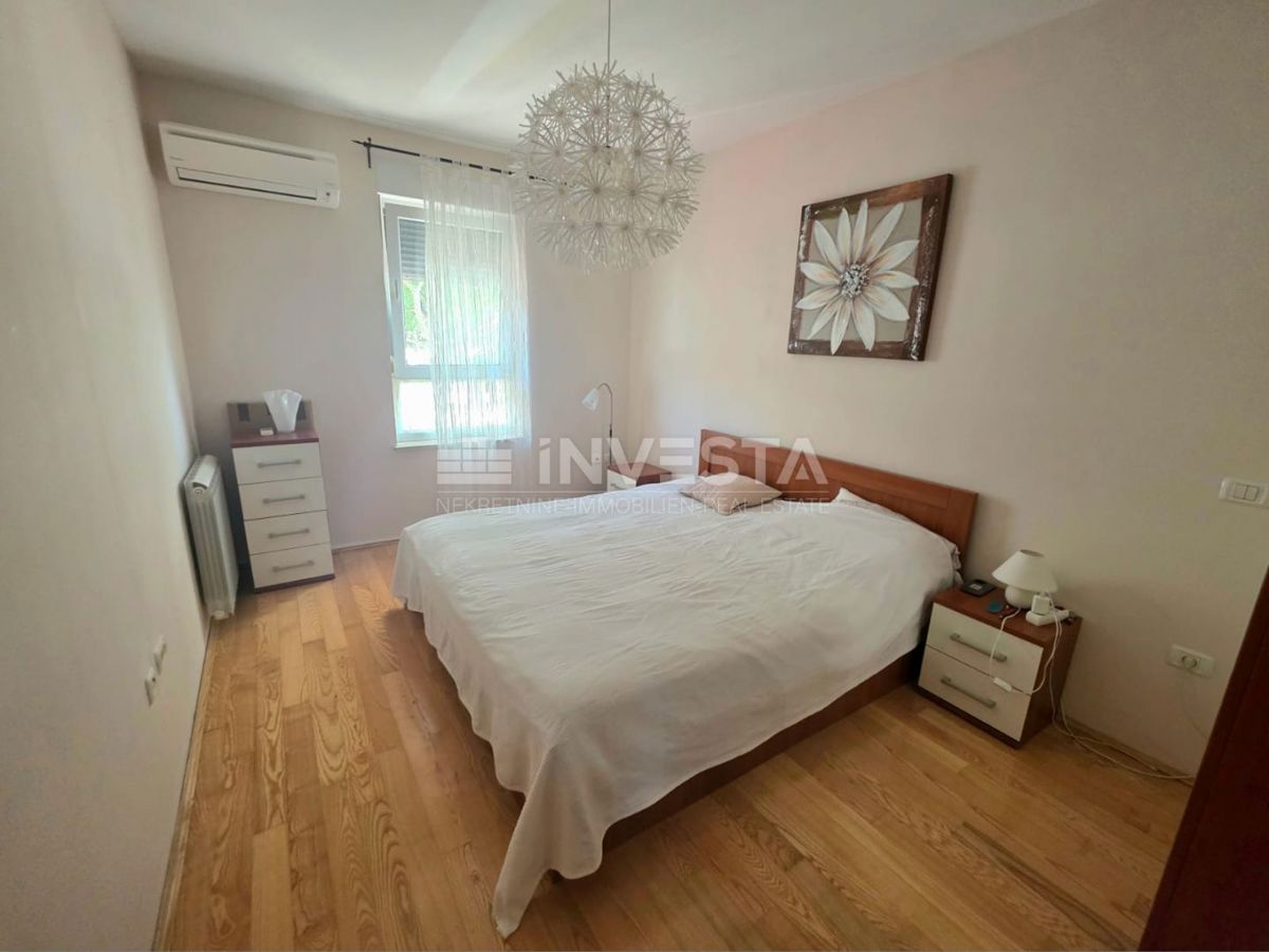 Stanovanje v pritličju manjše stavbe, pogled na morje, 1 km od plaže