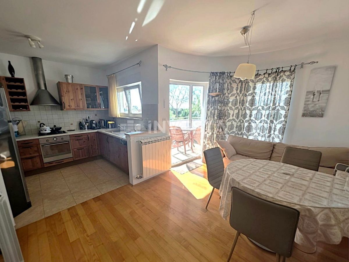 Stanovanje v pritličju manjše stavbe, pogled na morje, 1 km od plaže